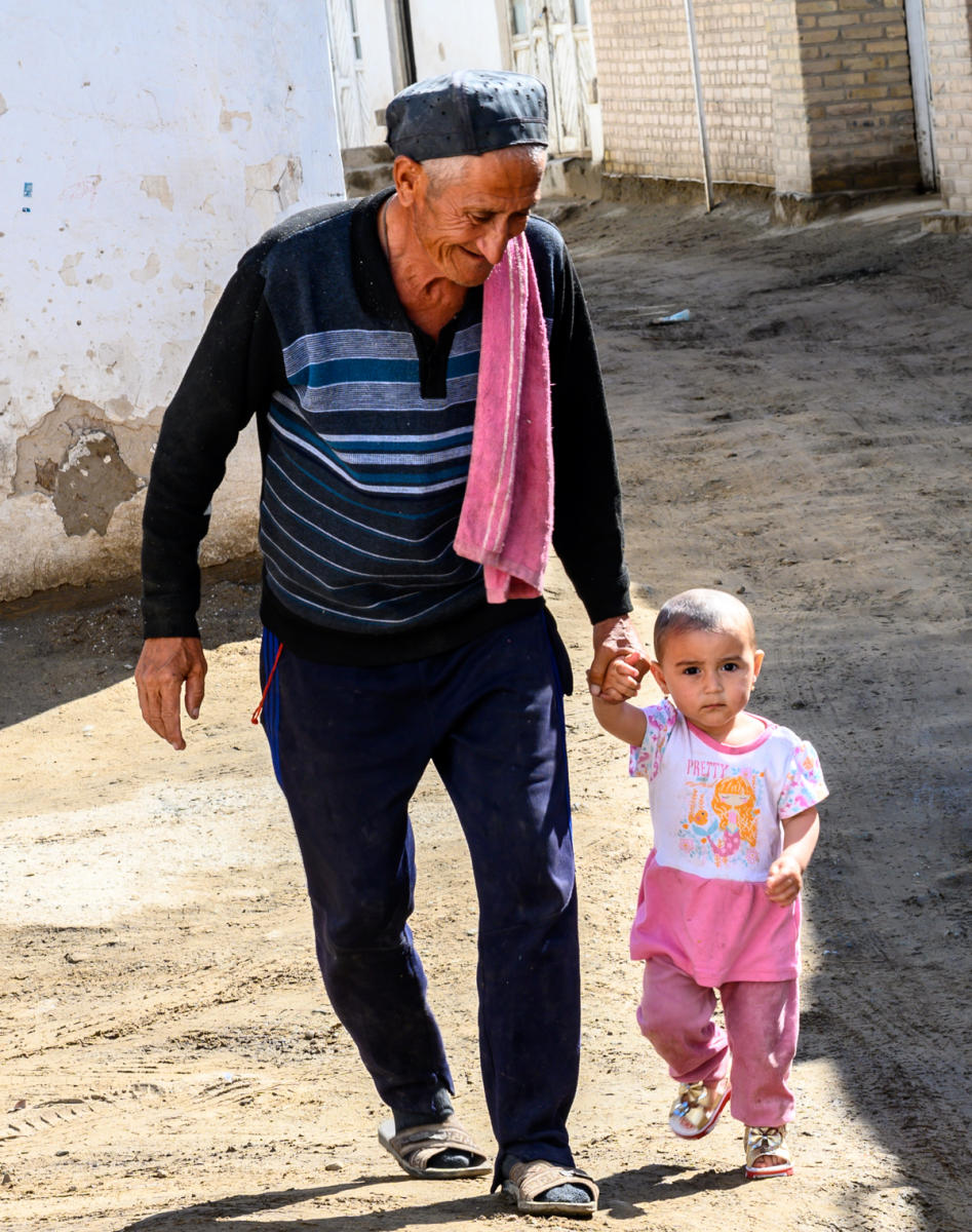 Khiva, Uzbekistan. grandfather and young child : Photos : UZEBEKISTAN PHOTOGRAPHY WORKSHOP 2021